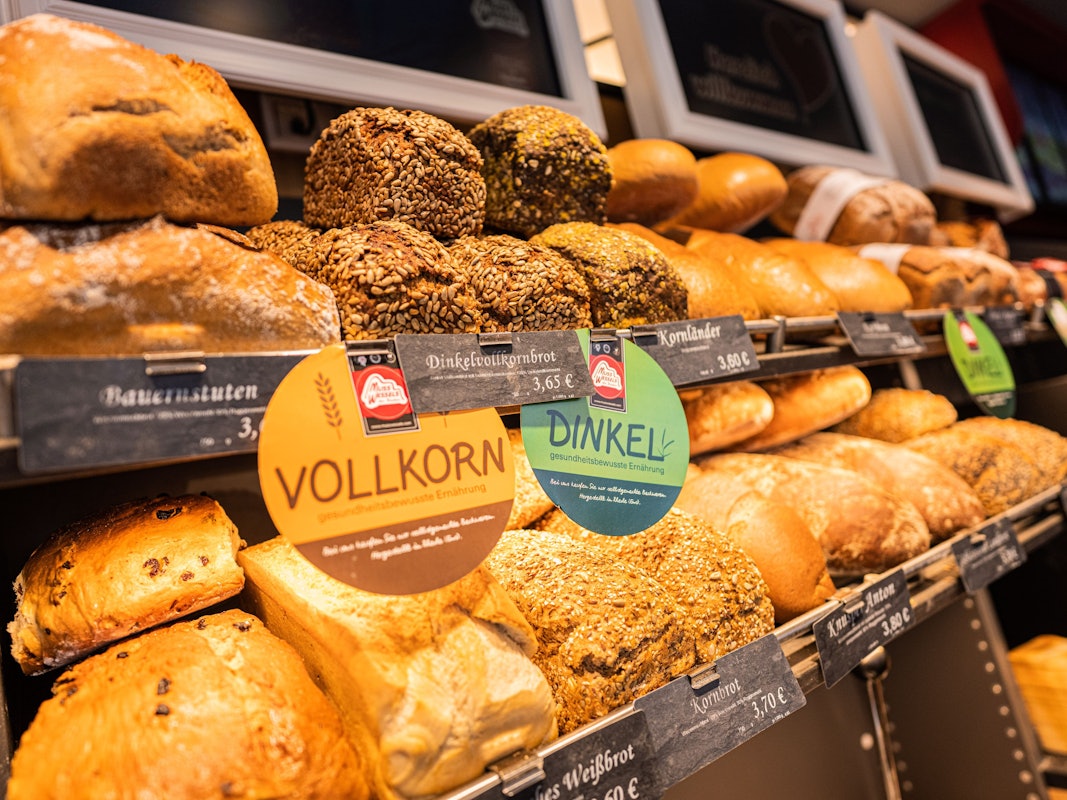 Brote sind in der Oldenburger Bäckerei „Musswessels“ auf einem Verkaufsregal zu sehen.