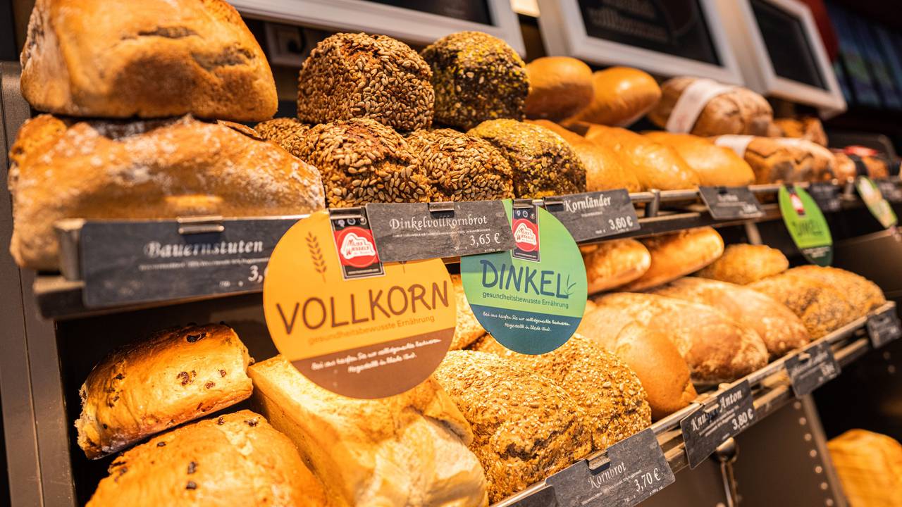 Brote sind in der Oldenburger Bäckerei „Musswessels“ auf einem Verkaufsregal zu sehen.