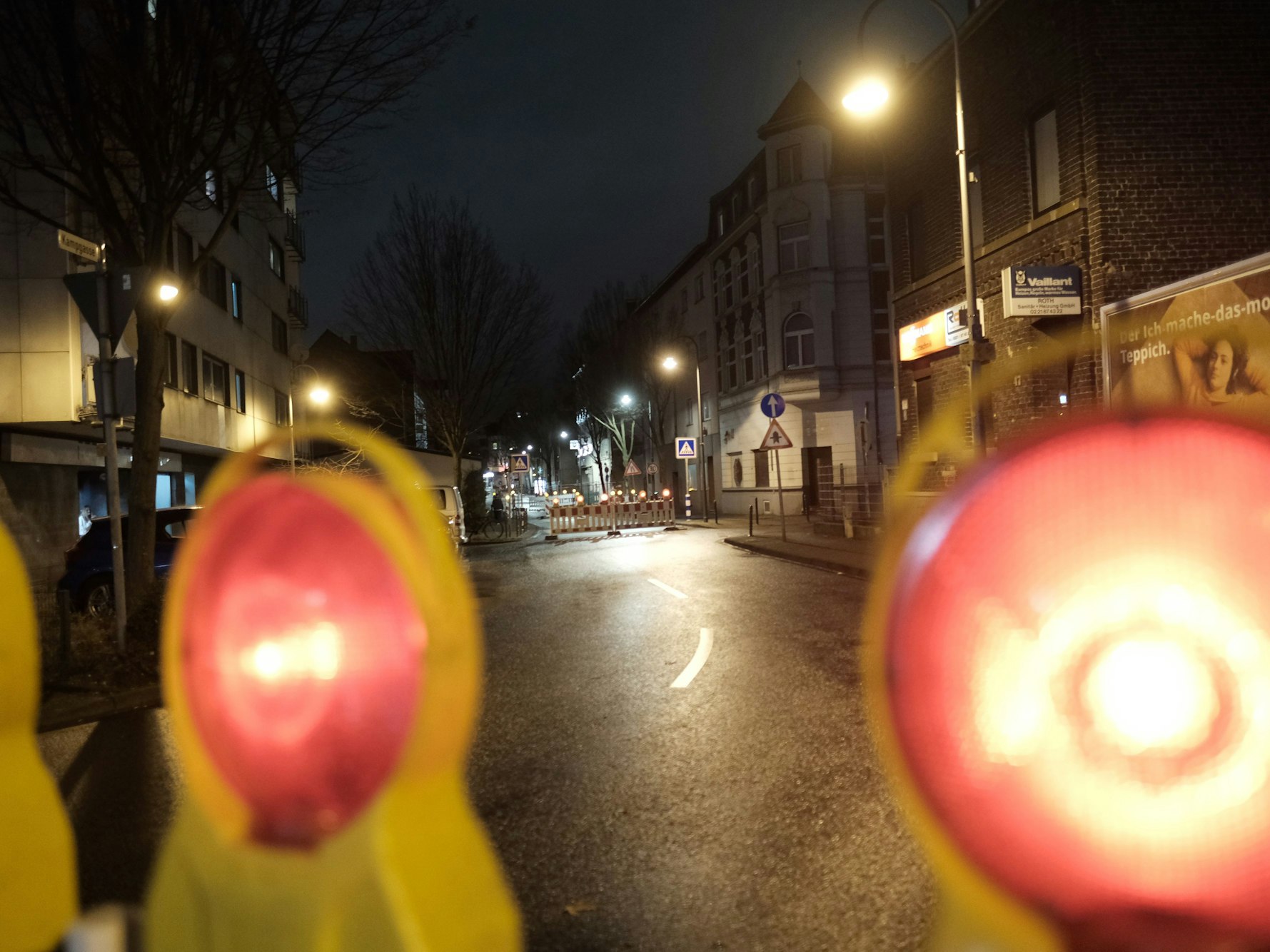 Die Kuthstraße in Köln-Vingst wurde am Mittwochabend (16. Februar 2022) auf einem kurzen Teilstück wegen möglicher herabfallender Dachziegel gesperrt.