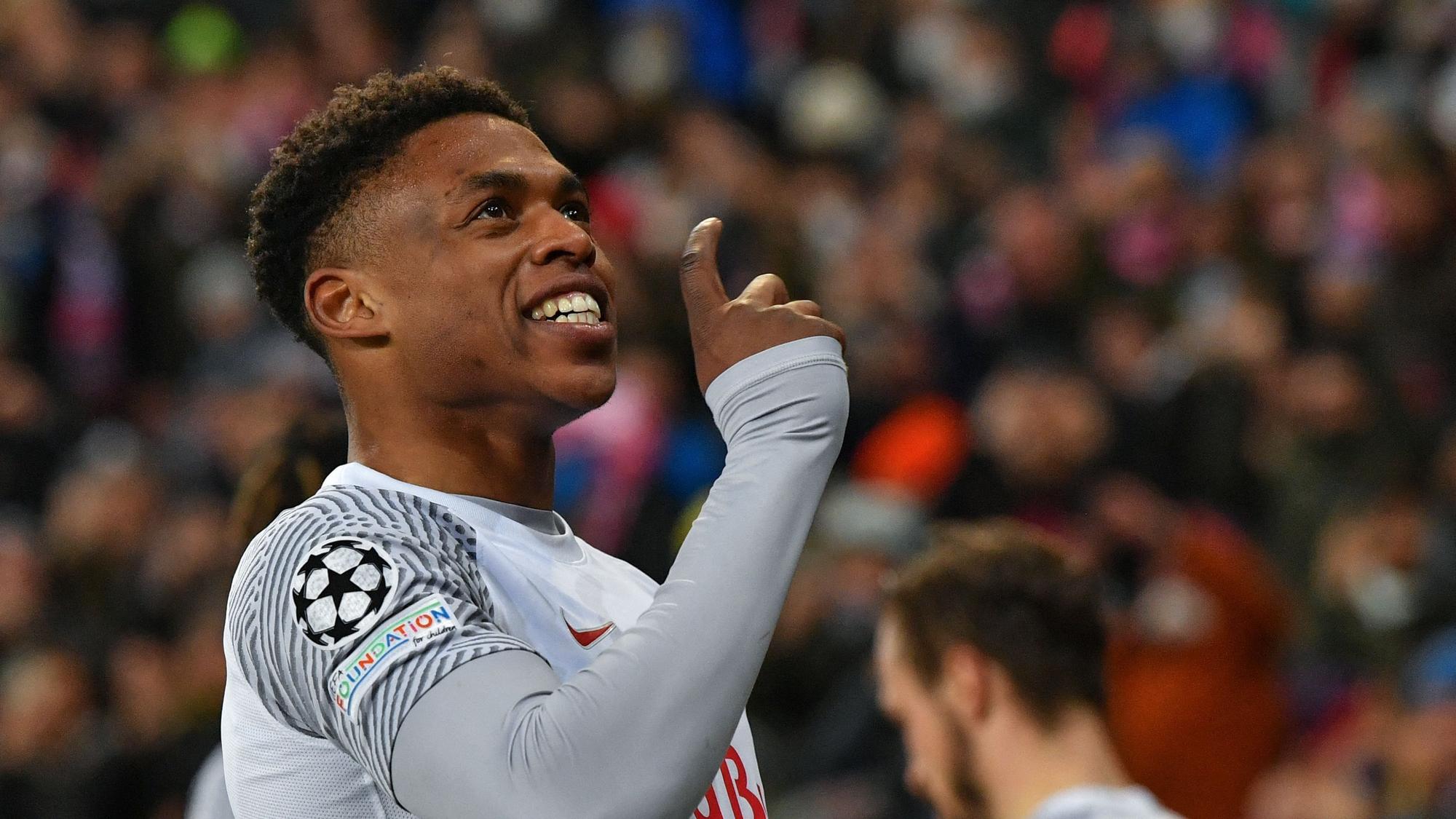 Junior Adamu feiert sein Tor gegen den FC Bayern München