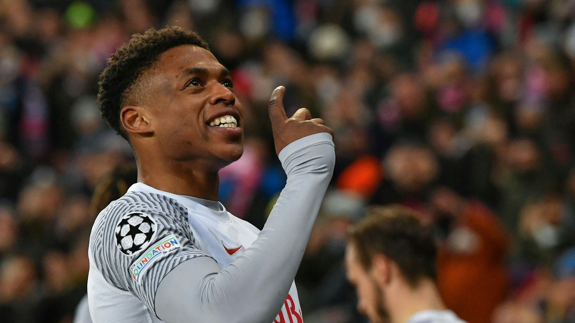 Junior Adamu feiert sein Tor gegen den FC Bayern München