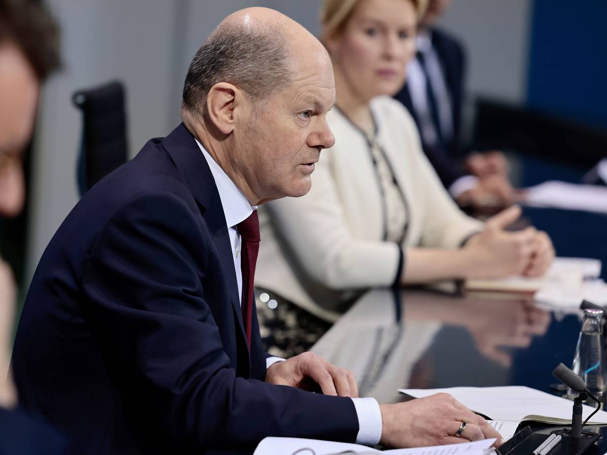Bundeskanzler Olaf Scholz (SPD, M), Hendrik Wüst (CDU), Ministerpräsident von Nordrhein-Westfalen, und Franziska Giffey (SPD), Regierende Bürgermeisterin von Berlin, bei einer Pressekonferenz.