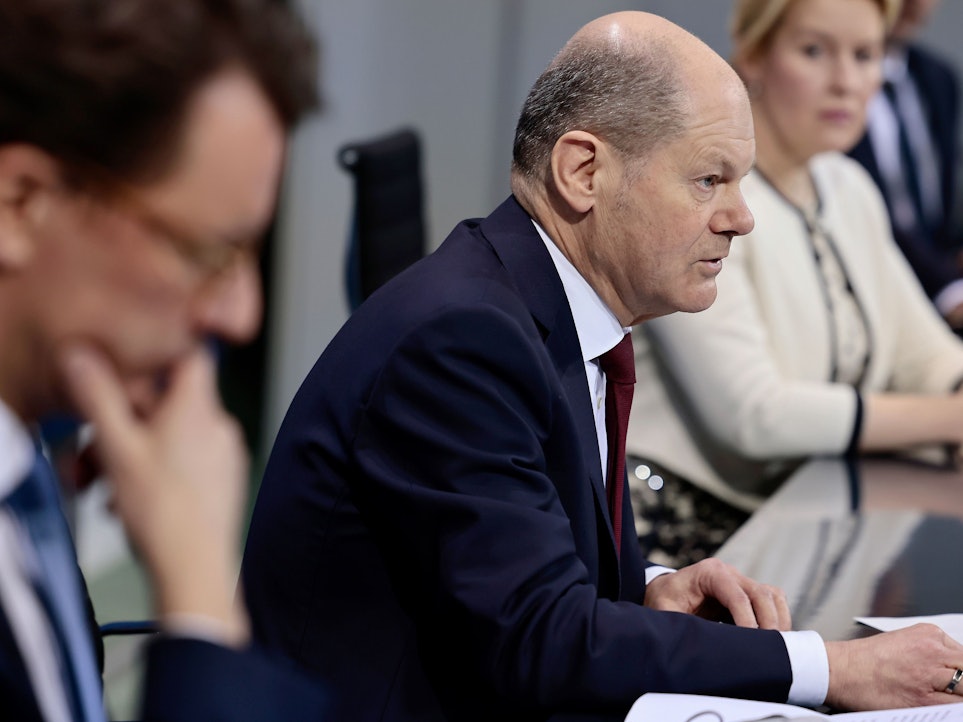 Bundeskanzler Olaf Scholz (SPD, M), Hendrik Wüst (CDU), Ministerpräsident von Nordrhein-Westfalen, und Franziska Giffey (SPD), Regierende Bürgermeisterin von Berlin, bei einer Pressekonferenz.