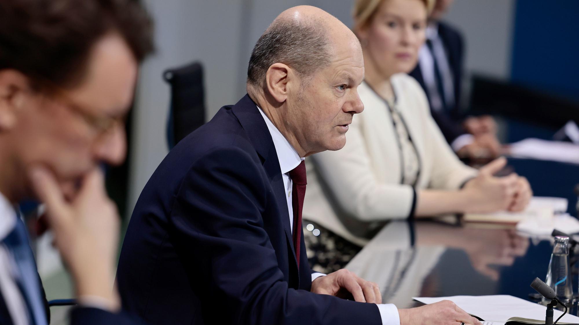 Bundeskanzler Olaf Scholz (SPD, M), Hendrik Wüst (CDU), Ministerpräsident von Nordrhein-Westfalen, und Franziska Giffey (SPD), Regierende Bürgermeisterin von Berlin, bei einer Pressekonferenz.