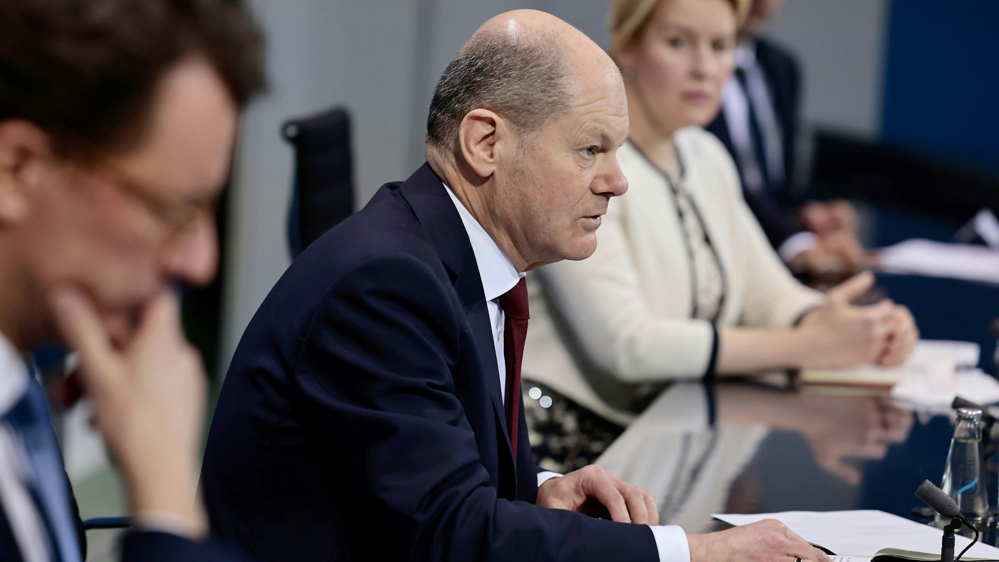 Bundeskanzler Olaf Scholz (SPD, M), Hendrik Wüst (CDU), Ministerpräsident von Nordrhein-Westfalen, und Franziska Giffey (SPD), Regierende Bürgermeisterin von Berlin, bei einer Pressekonferenz.