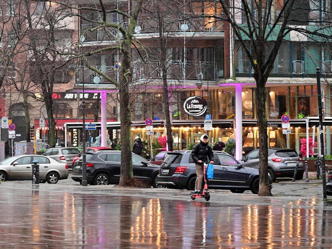 An einem parkenden Auto in der Berliner Innenstadt (Symbolfoto) klebte der Zettel der Anwohnerin.
