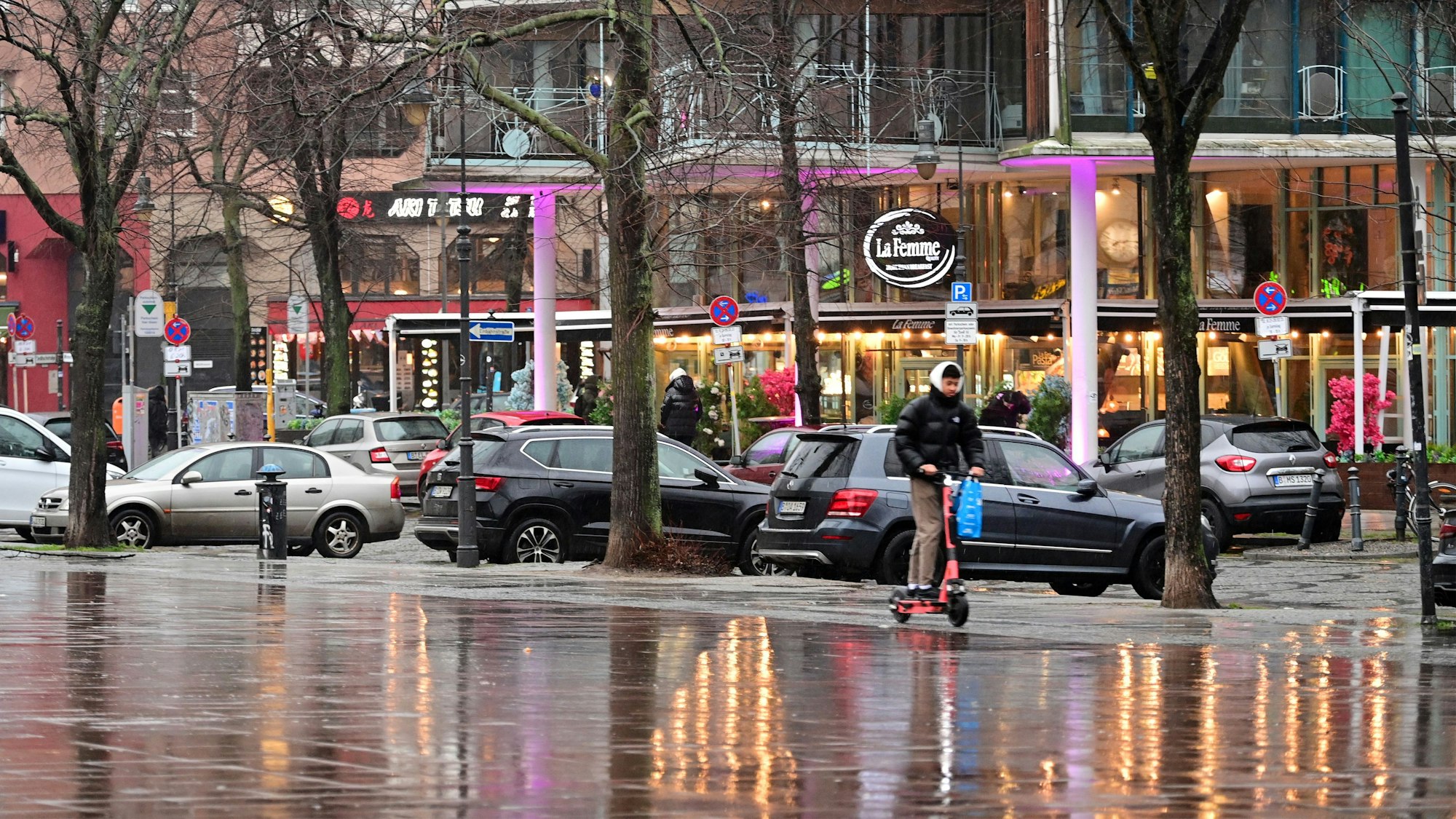 An einem parkenden Auto in der Berliner Innenstadt (Symbolfoto) klebte der Zettel der Anwohnerin.