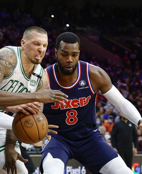 Daniel Theis versucht sich gegen zwei Gegner in der NBA durchzusetzen.