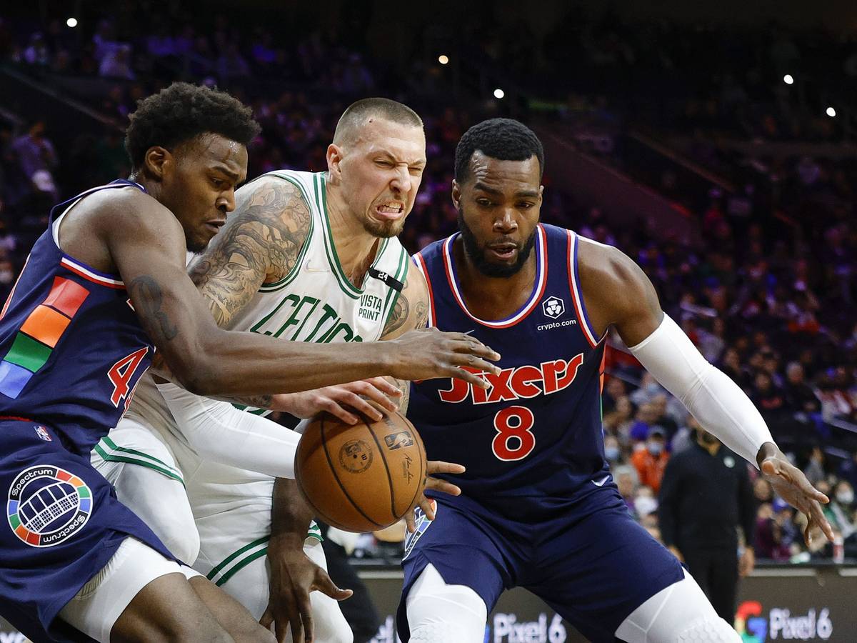 Daniel Theis versucht sich gegen zwei Gegner in der NBA durchzusetzen.