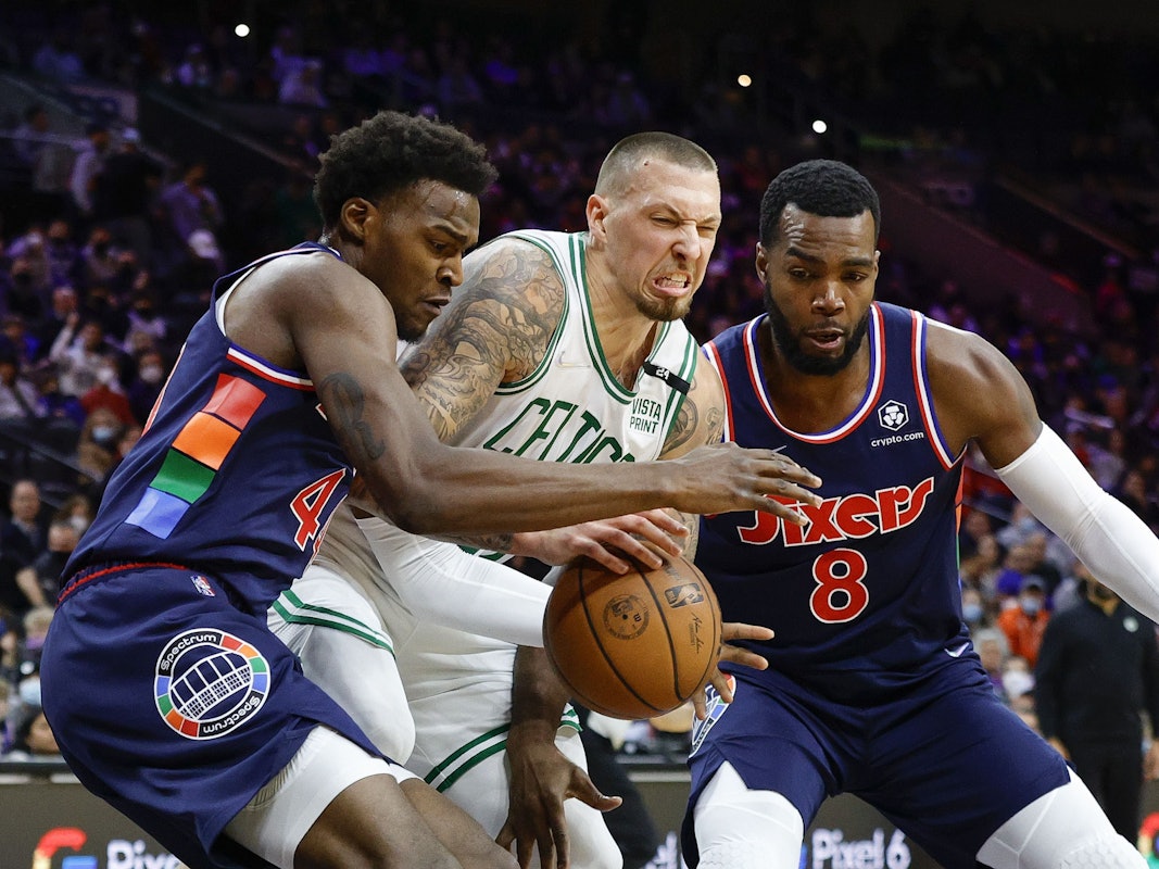 Daniel Theis versucht sich gegen zwei Gegner in der NBA durchzusetzen.