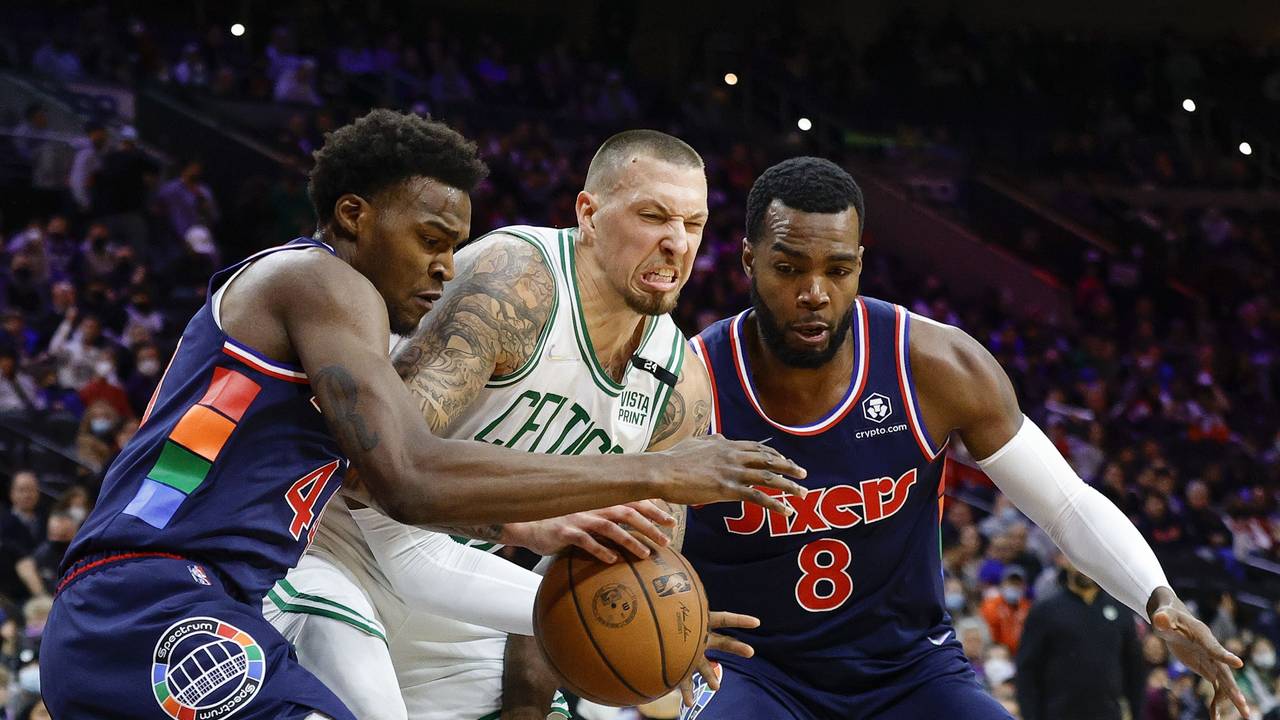 Daniel Theis versucht sich gegen zwei Gegner in der NBA durchzusetzen.