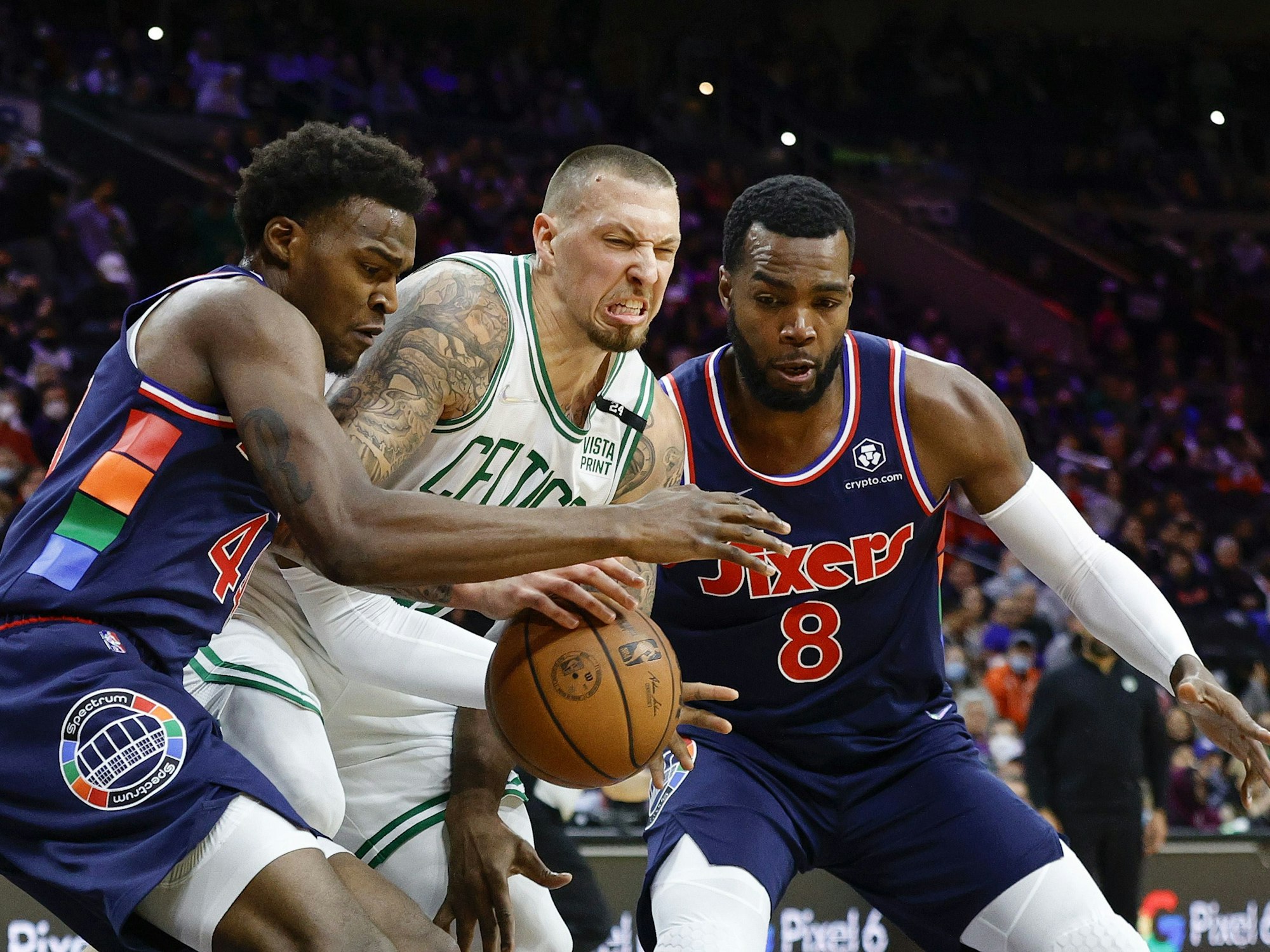 Daniel Theis versucht sich gegen zwei Gegner in der NBA durchzusetzen.