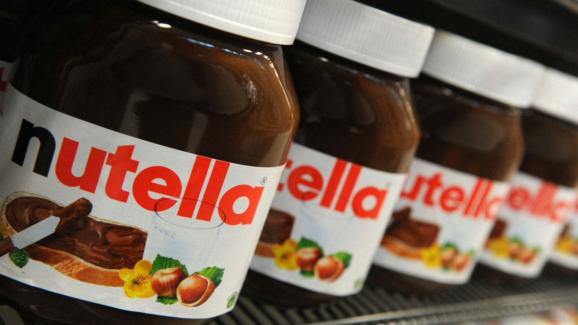 Nutella-Gläser stehen in einem Regal in einem Supermarkt.