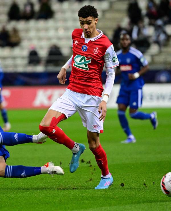 Hugo Ekitike aus Reims gegen den Franzosen Joris Sainati .