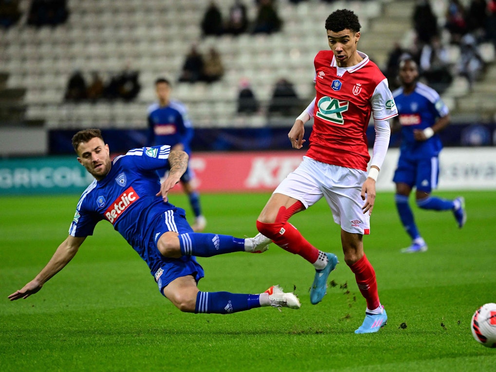 Hugo Ekitike aus Reims gegen den Franzosen Joris Sainati .