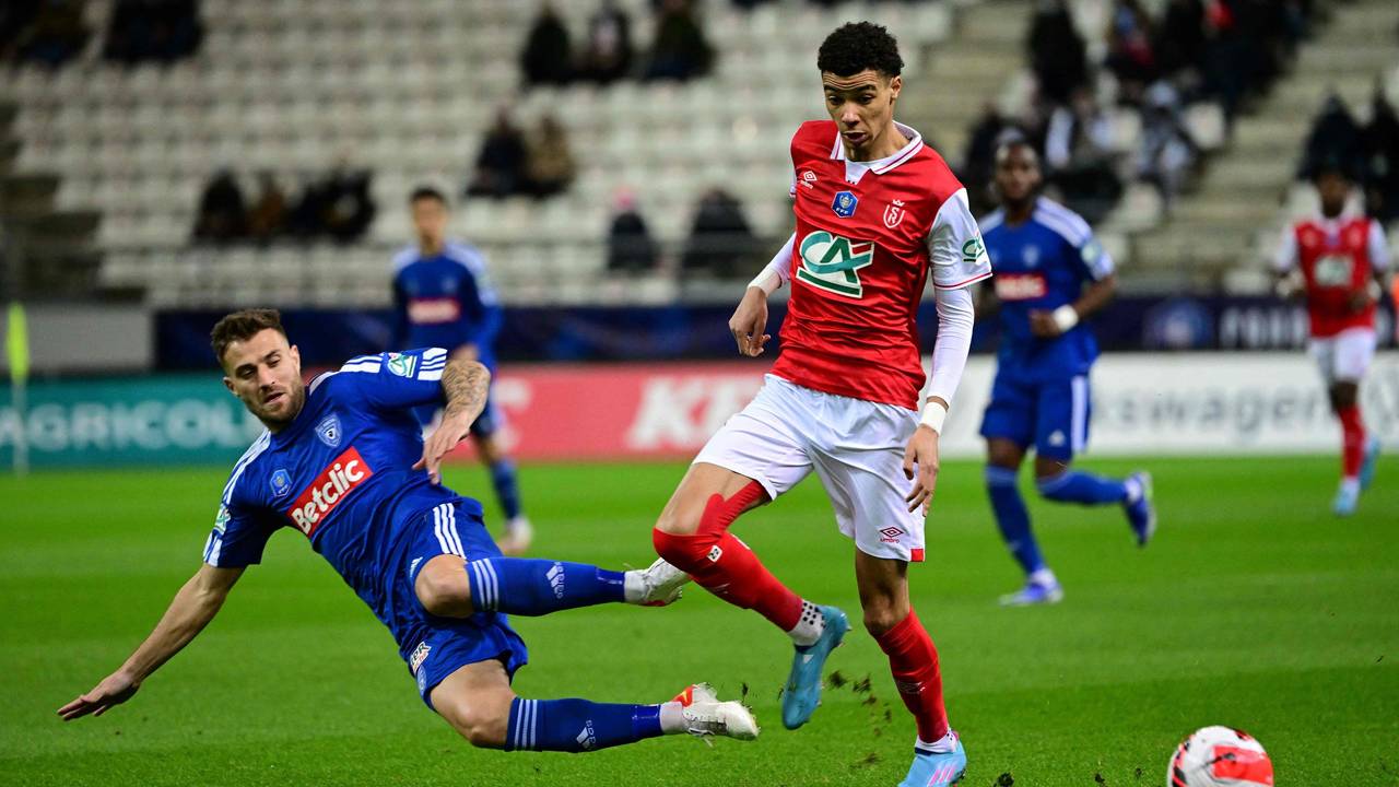 Hugo Ekitike aus Reims gegen den Franzosen Joris Sainati .