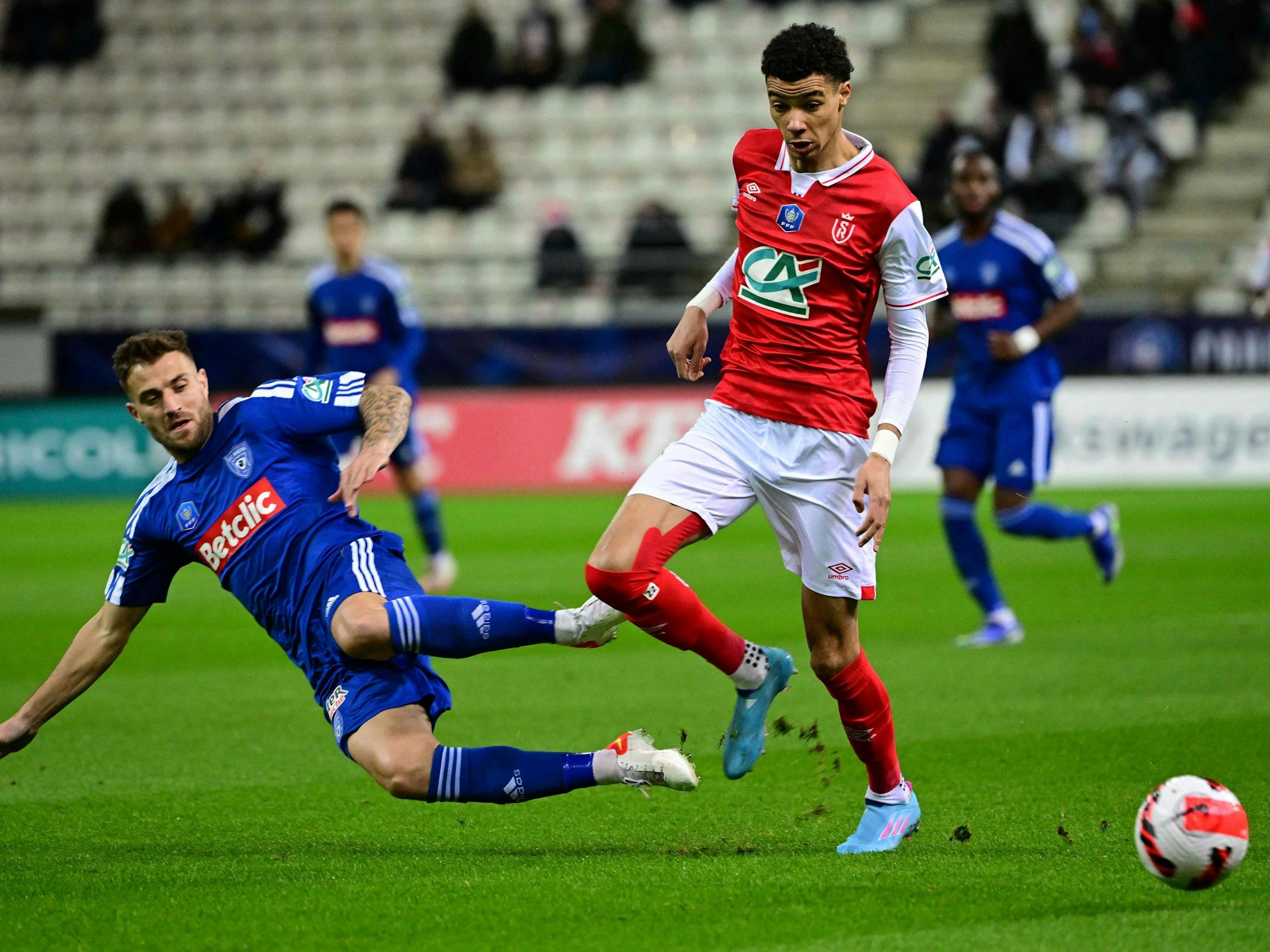 Hugo Ekitike aus Reims gegen den Franzosen Joris Sainati .