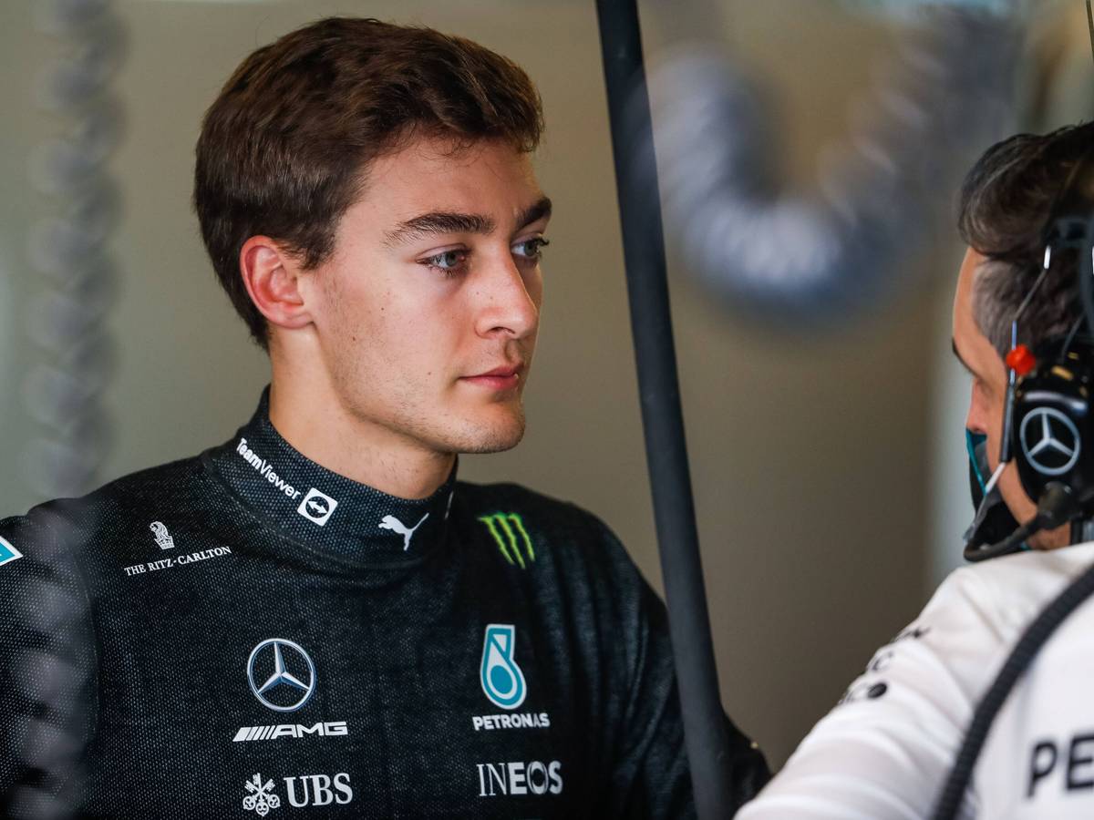 George Russell am 15. Dezember 2021 in Abu Dhabi im Gespräch.