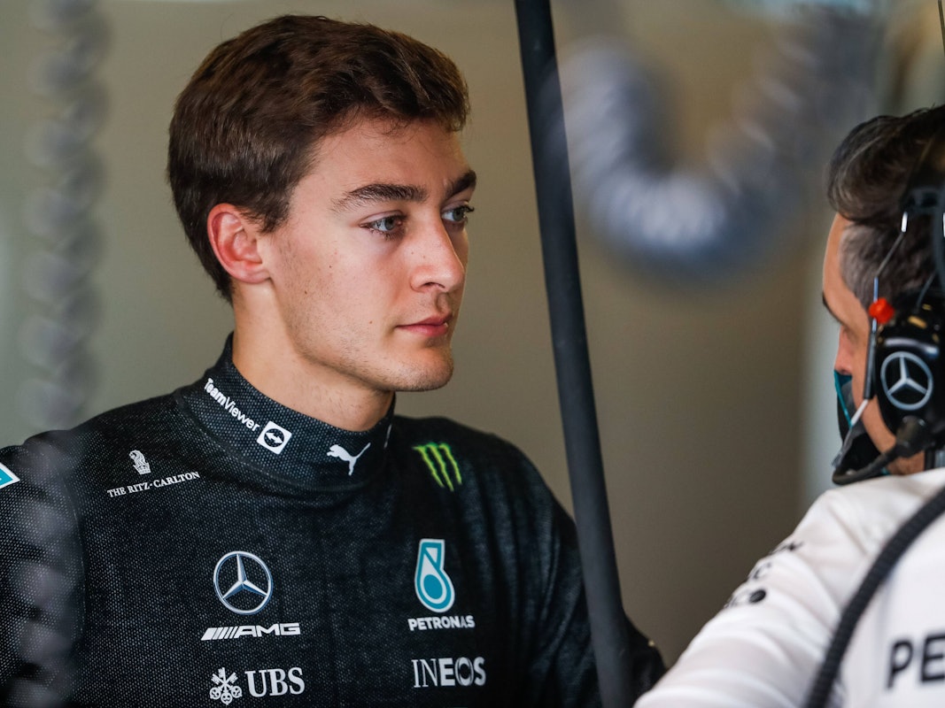 George Russell am 15. Dezember 2021 in Abu Dhabi im Gespräch.