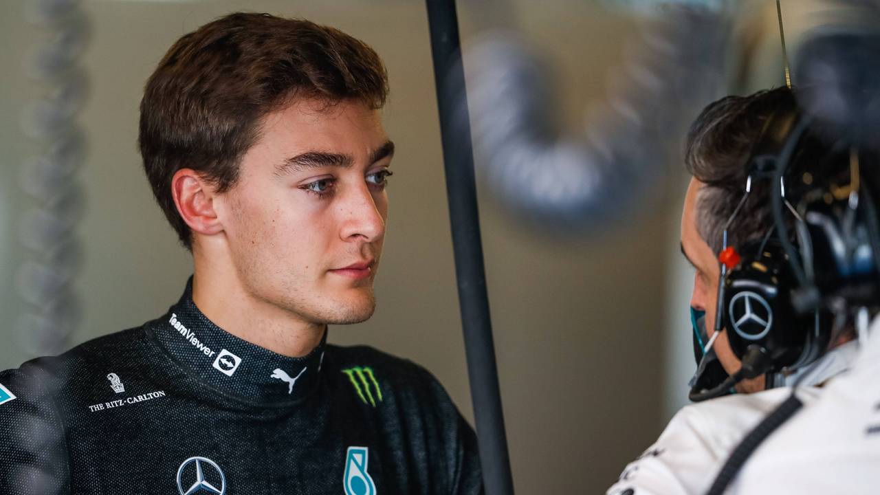 George Russell am 15. Dezember 2021 in Abu Dhabi im Gespräch.