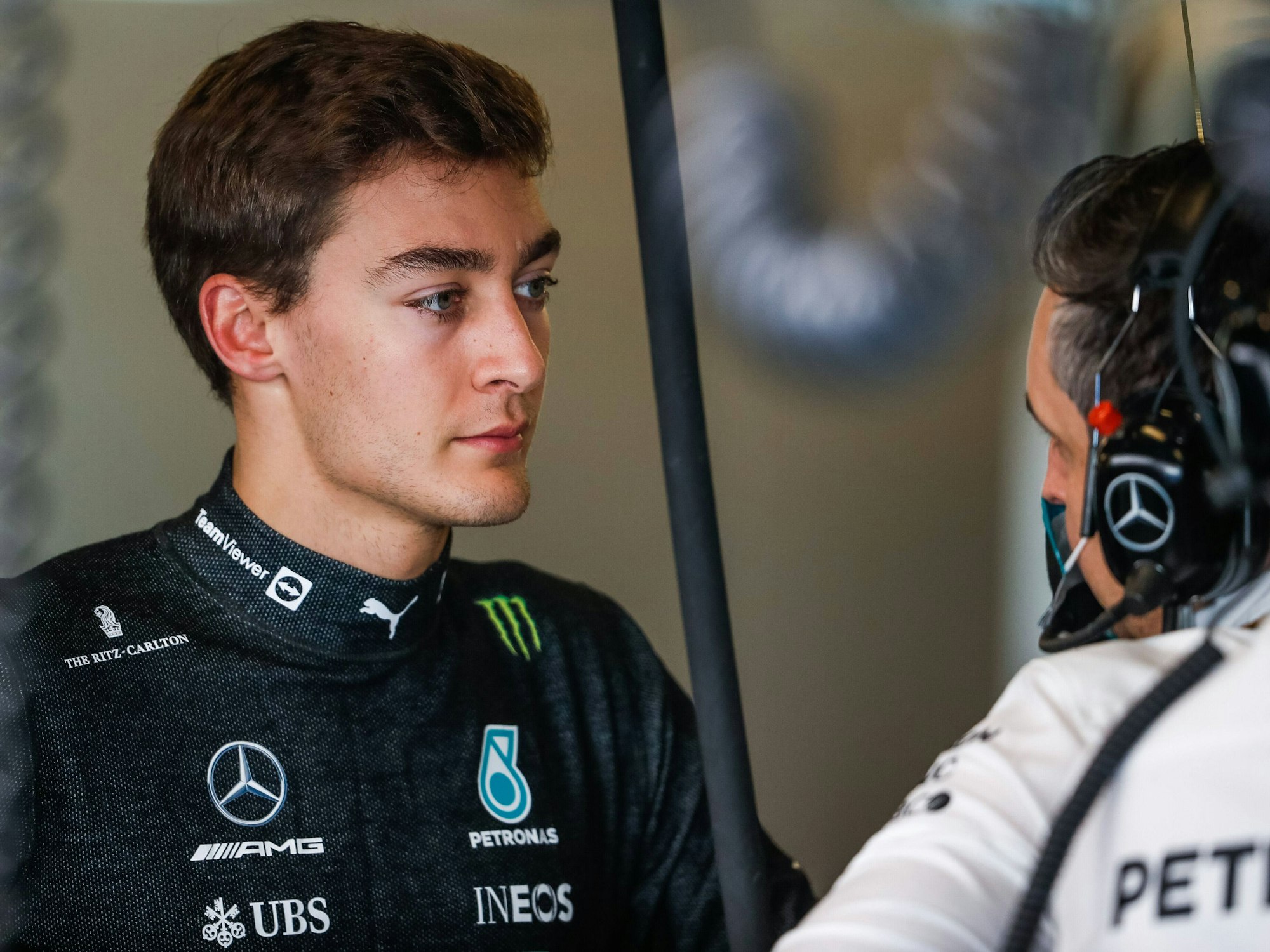 George Russell am 15. Dezember 2021 in Abu Dhabi im Gespräch.