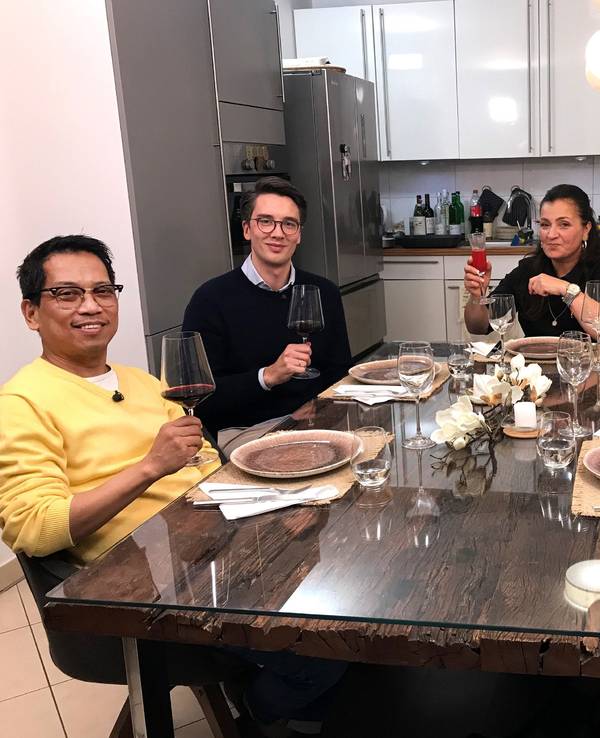 Die Kölner Truppe freut sich auf türkische Spezialitäten, von links: Dennis, Constantin, Gastgeberin Nihal, Lea und Senta.
