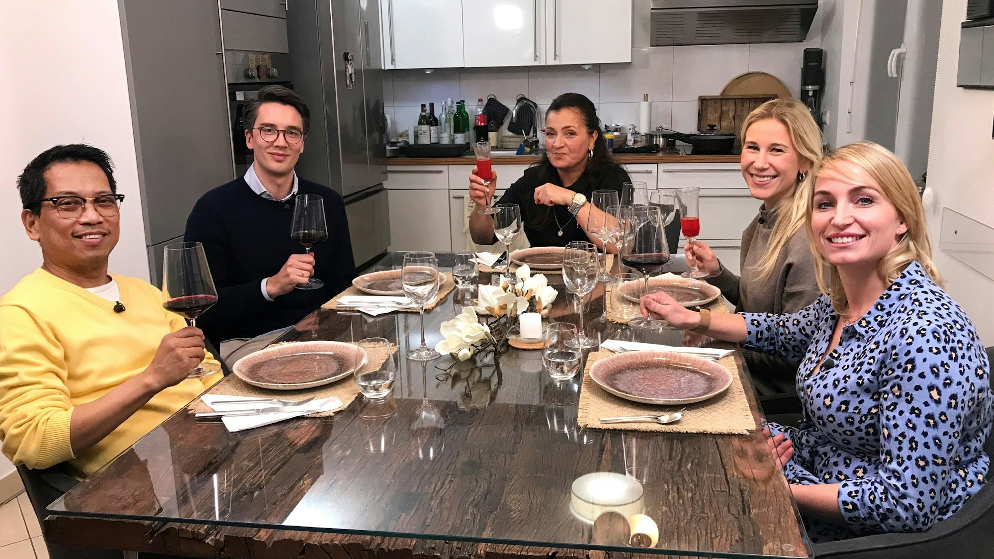 Die Kölner Truppe freut sich auf türkische Spezialitäten, von links: Dennis, Constantin, Gastgeberin Nihal, Lea und Senta.