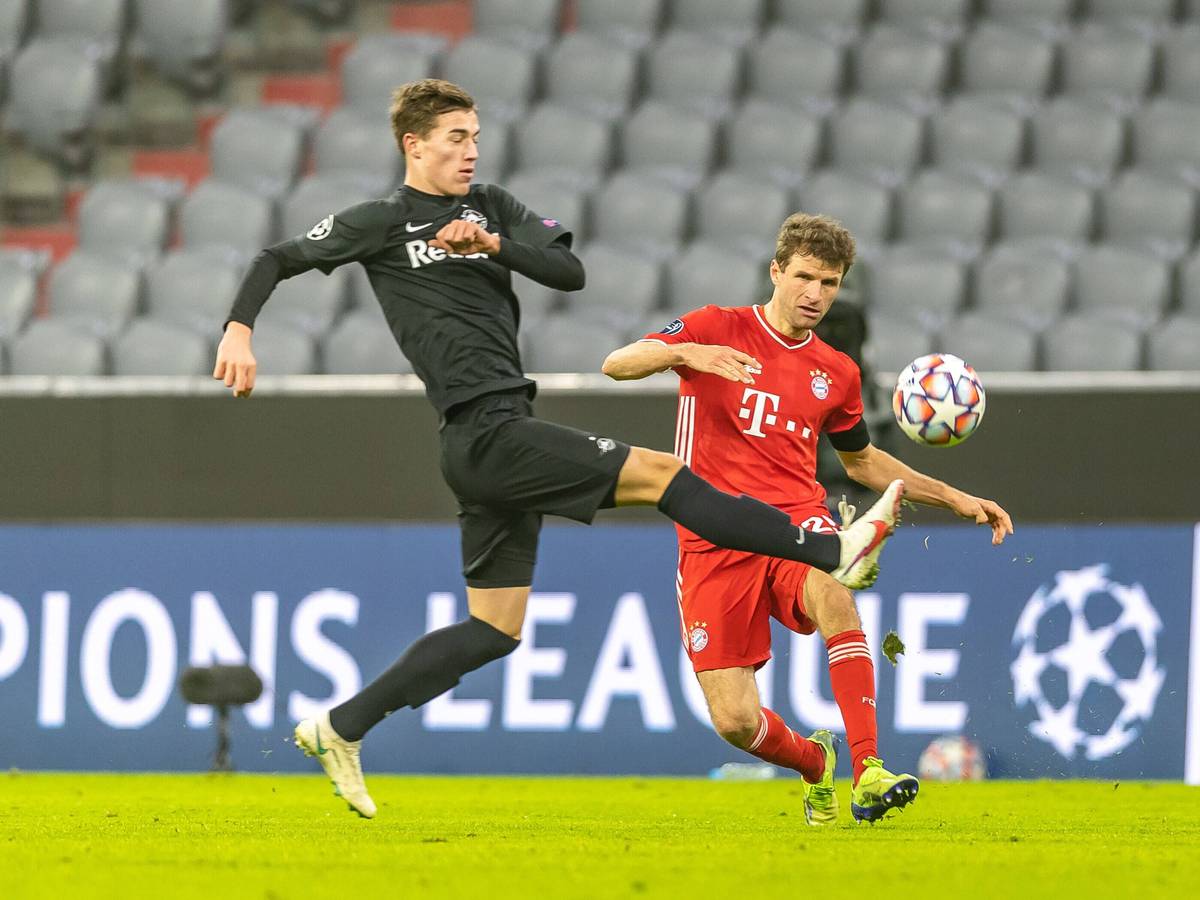 Bayerns Thomas Müller (r.) im Duell mit Salzburgs Luka Sucic.
