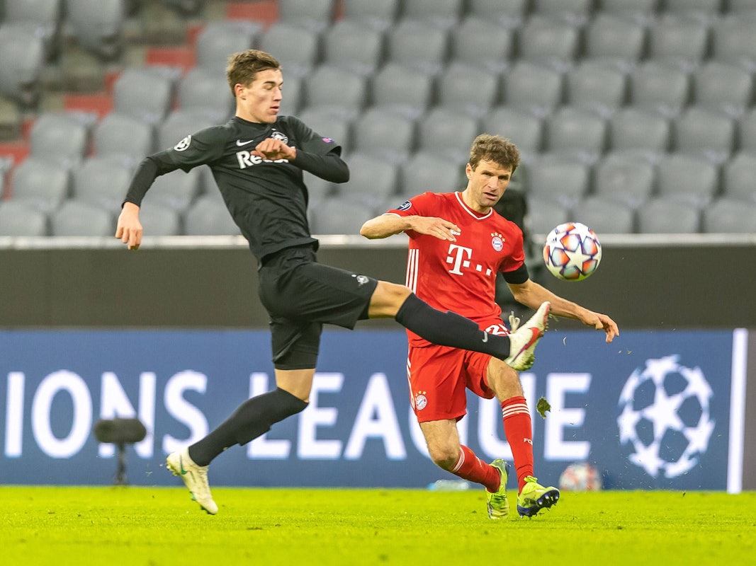 Bayerns Thomas Müller (r.) im Duell mit Salzburgs Luka Sucic.