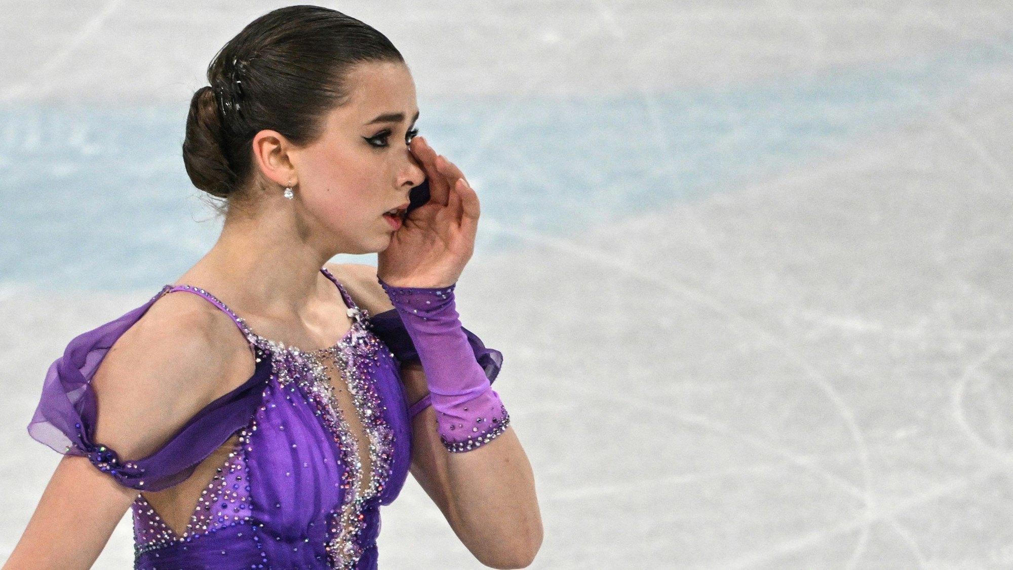 Kamila Walijewa schaut nach ihrem Auftritt in Richtung der Jury