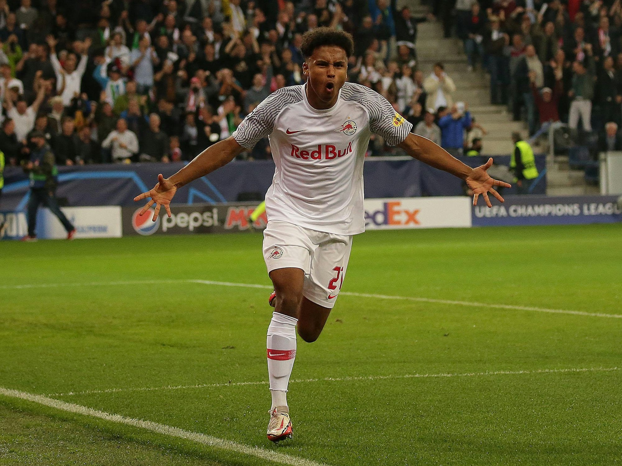Salzburgs Karim David Adeyemi jubelt nach seinem Treffer zum 1:0.