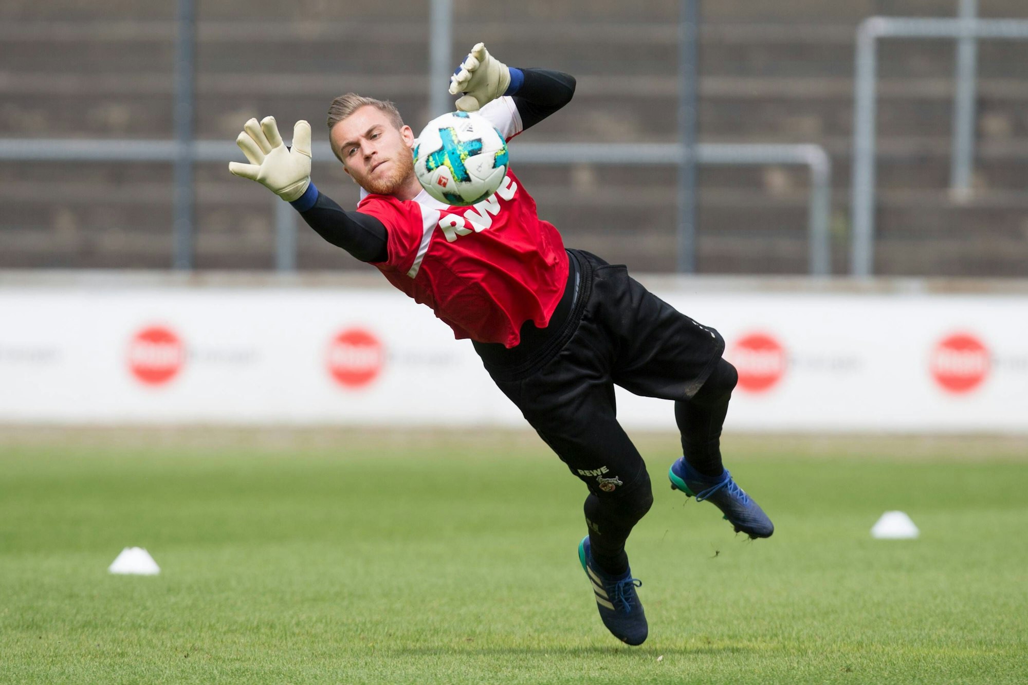 Parade vom Sven Müller im Training des 1. FC Köln