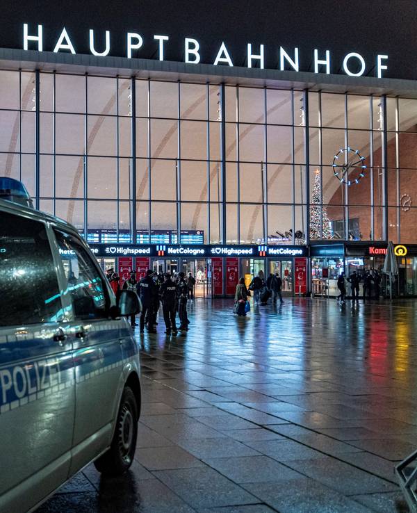 Ein Polizeiwagen am Haupteingang des Kölner Hauptbahnhofs