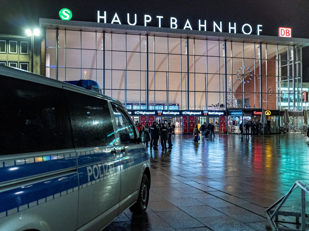 Ein Polizeiwagen am Haupteingang des Kölner Hauptbahnhofs