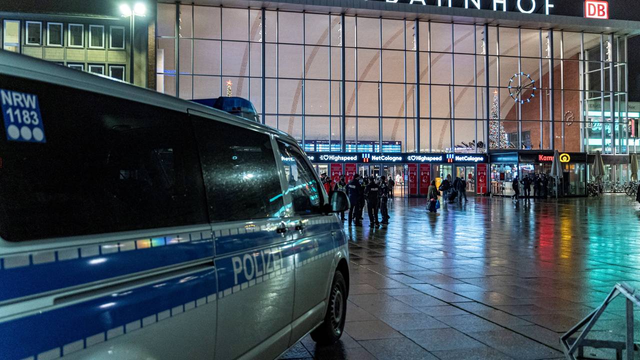 Ein Polizeiwagen am Haupteingang des Kölner Hauptbahnhofs
