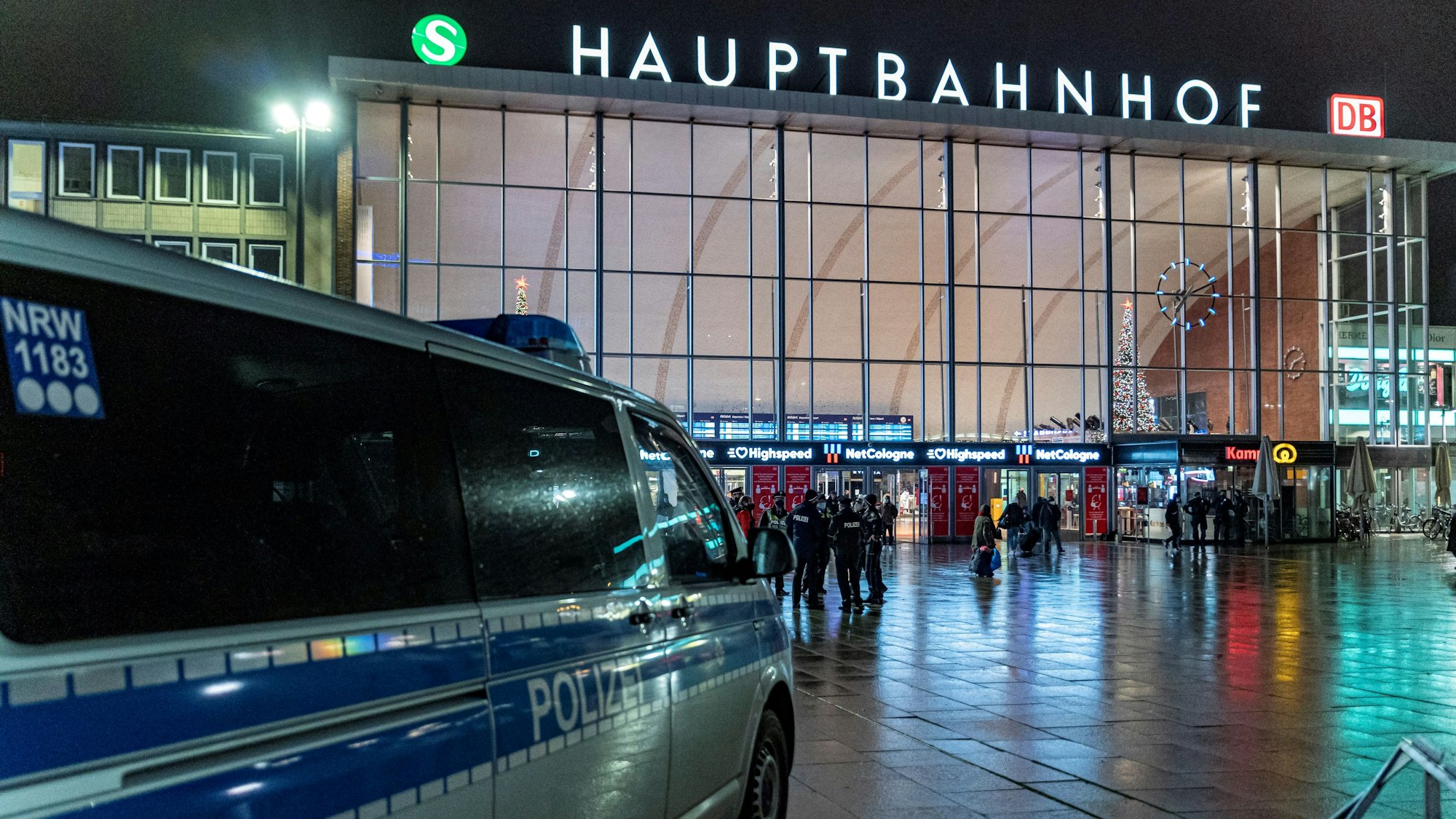 Ein Polizeiwagen am Haupteingang des Kölner Hauptbahnhofs
