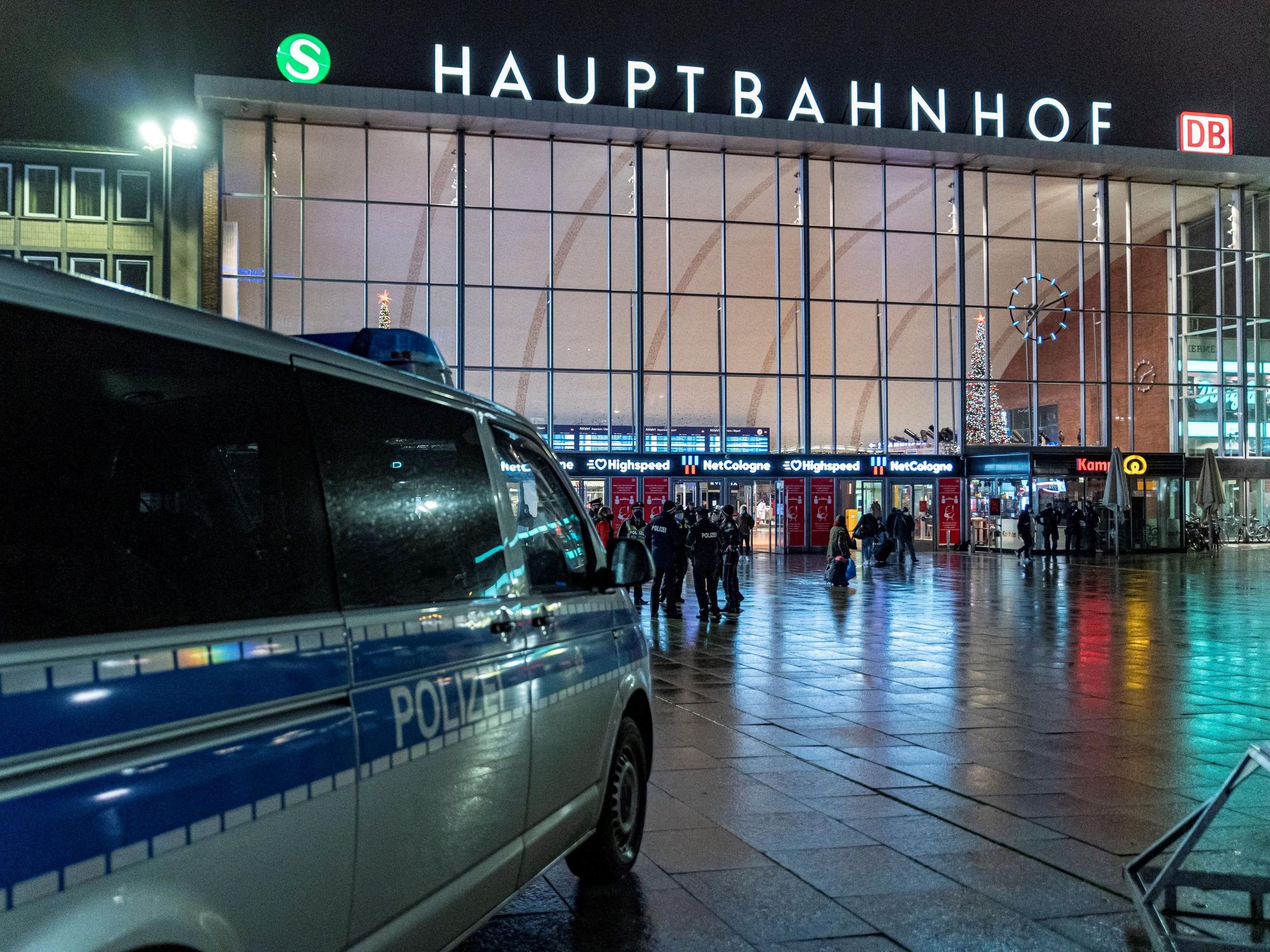 Ein Polizeiwagen am Haupteingang des Kölner Hauptbahnhofs