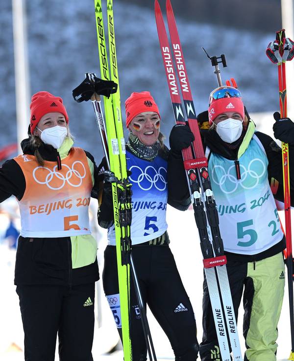 Bronze-Jubel bei der deutschen Biathlon-Staffel der Frauen bei Olympia.