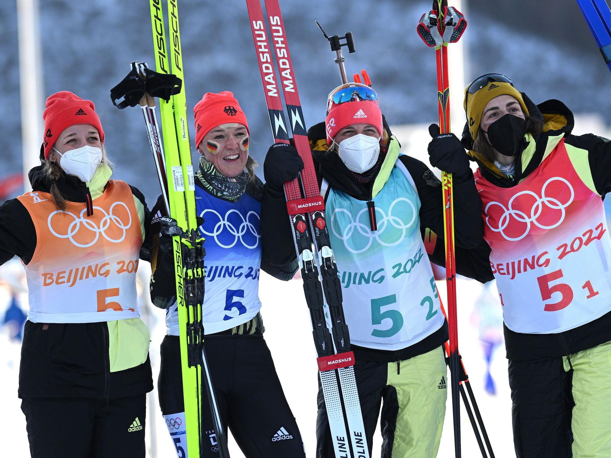 Bronze-Jubel bei der deutschen Biathlon-Staffel der Frauen bei Olympia.