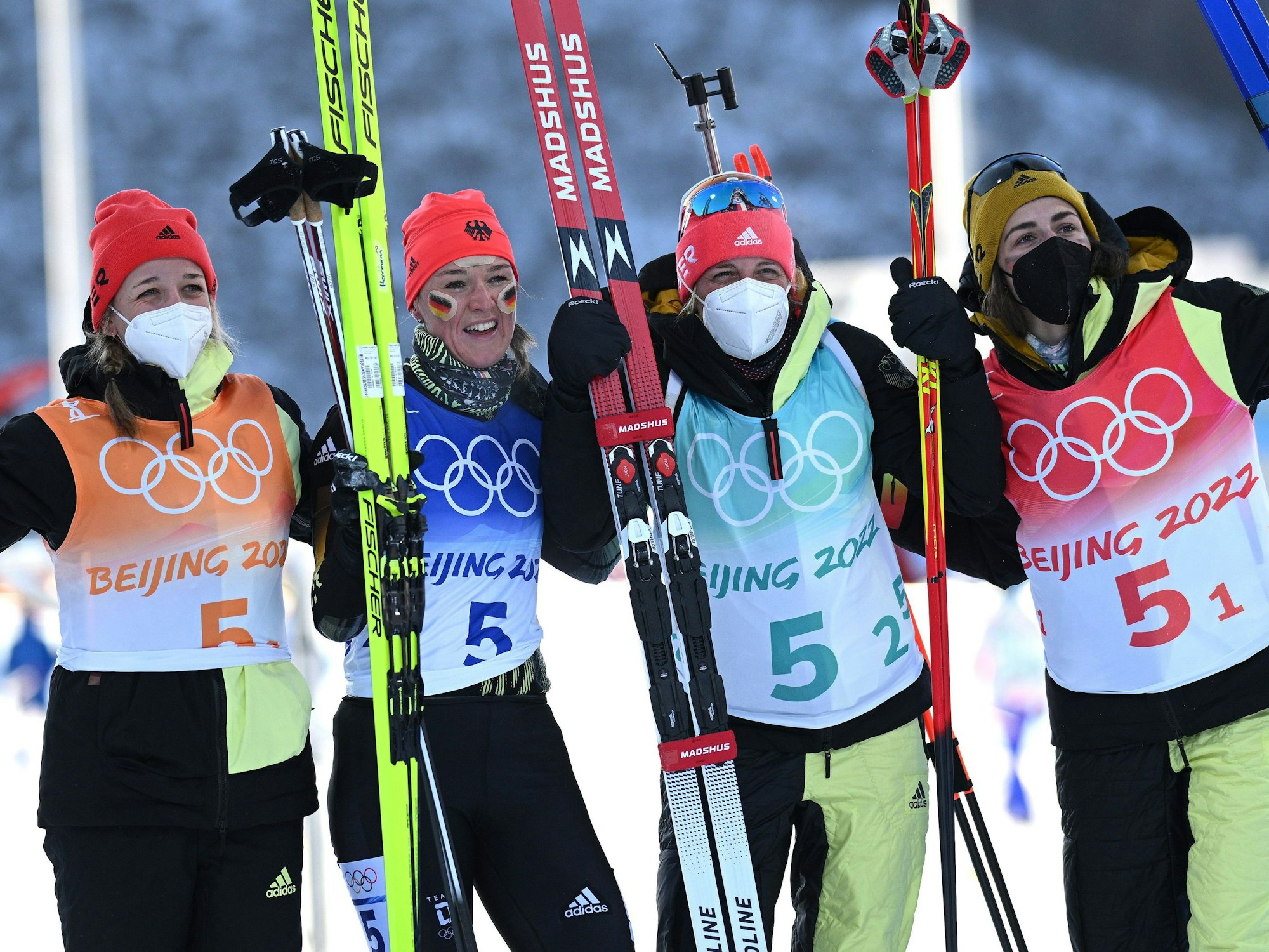 Bronze-Jubel bei der deutschen Biathlon-Staffel der Frauen bei Olympia.