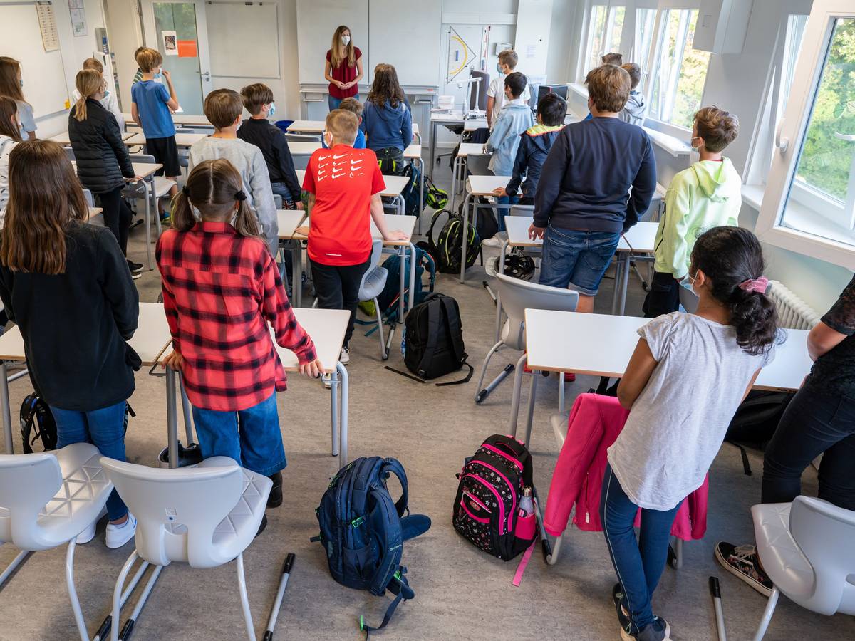 Schüler stehen am ersten Schultag nach den Sommerferien in Bayern vor dem Unterricht auf.