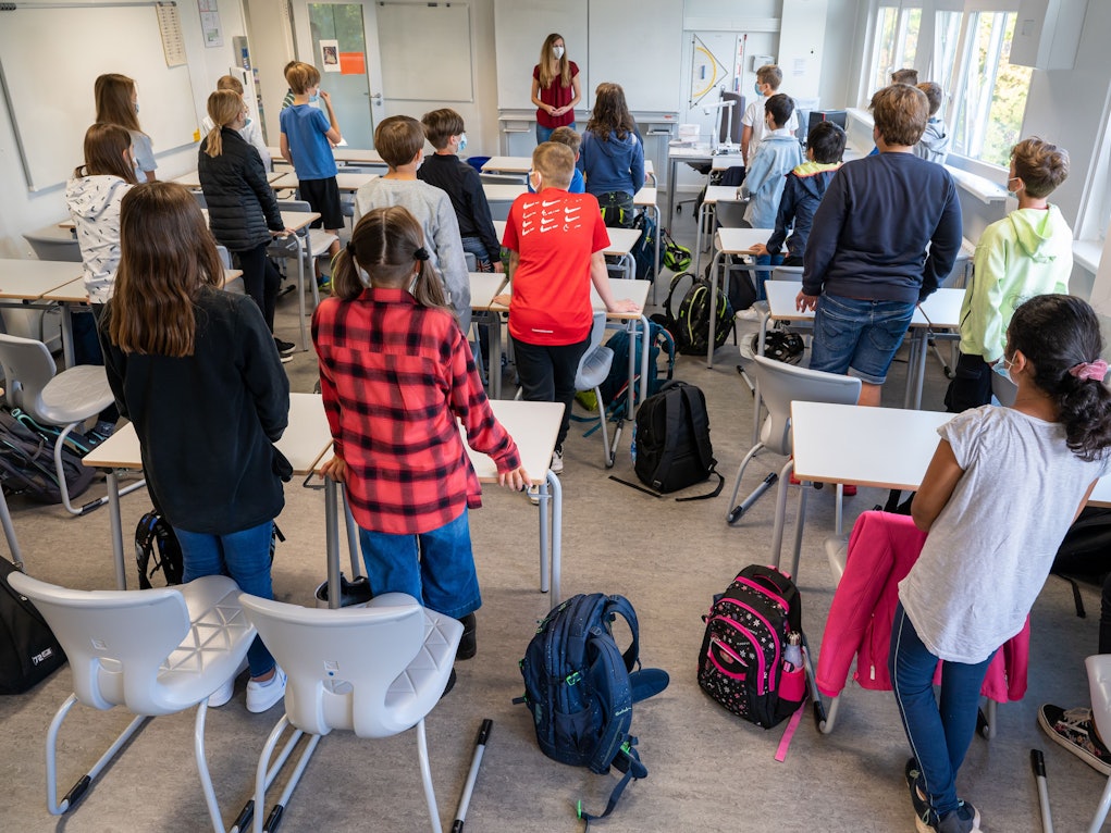 Schüler stehen am ersten Schultag nach den Sommerferien in Bayern vor dem Unterricht auf.