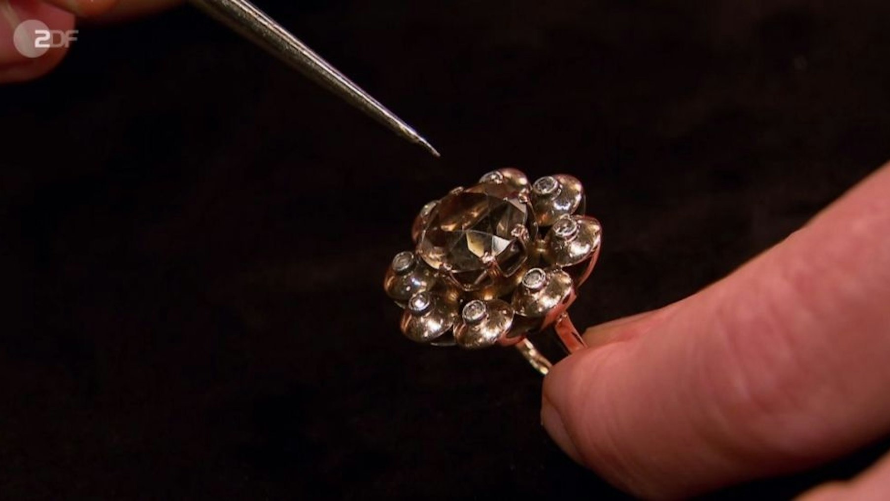 Ein Goldring ist zu sehne.