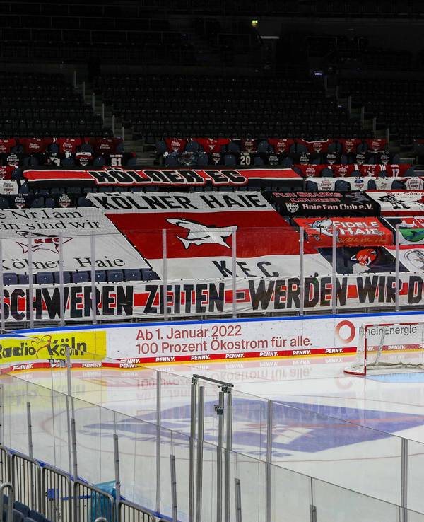 Blick auf die leere Fan-Tribüne in der Kölner Lanxess-Arena beim KEC-Spiel gegen die Eisbären Berlin