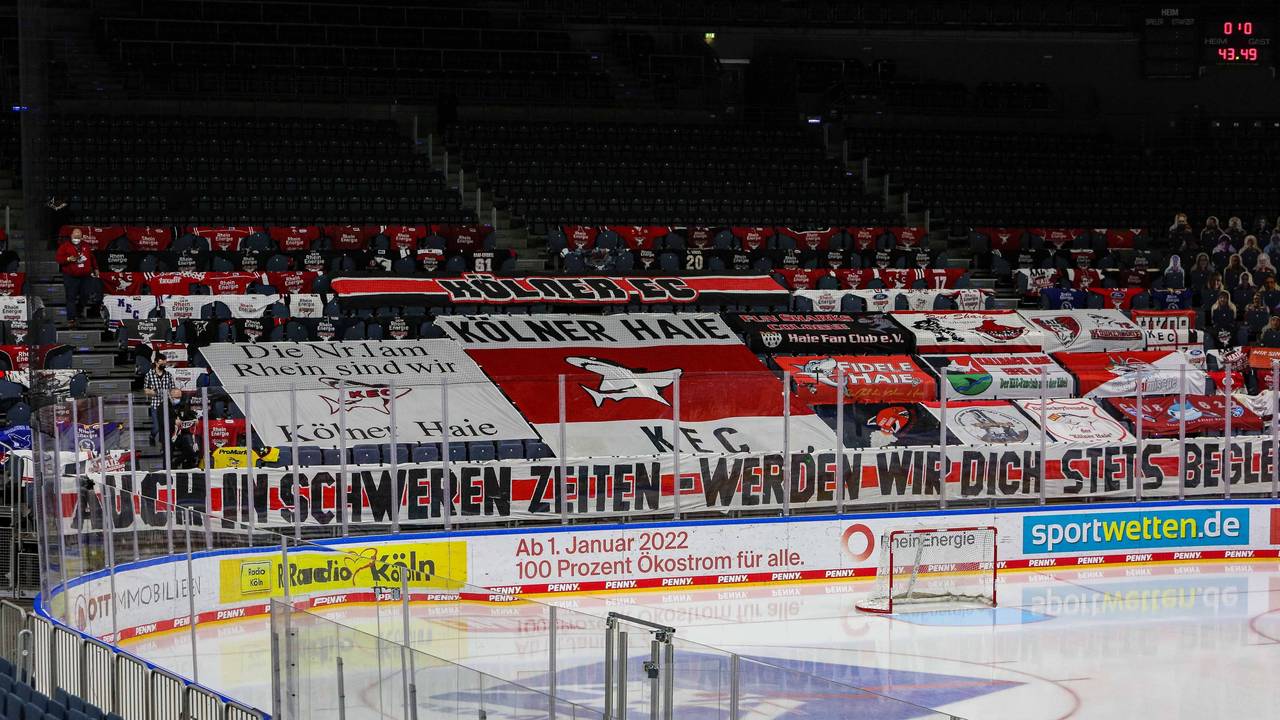 Blick auf die leere Fan-Tribüne in der Kölner Lanxess-Arena beim KEC-Spiel gegen die Eisbären Berlin