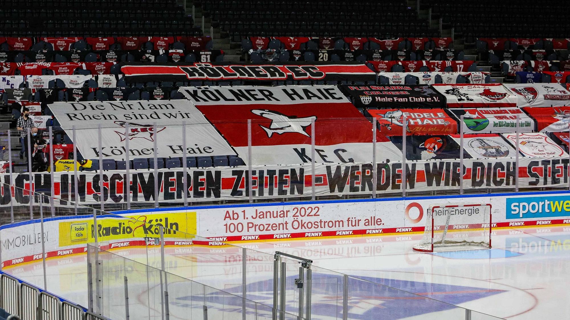 Blick auf die leere Fan-Tribüne in der Kölner Lanxess-Arena beim KEC-Spiel gegen die Eisbären Berlin