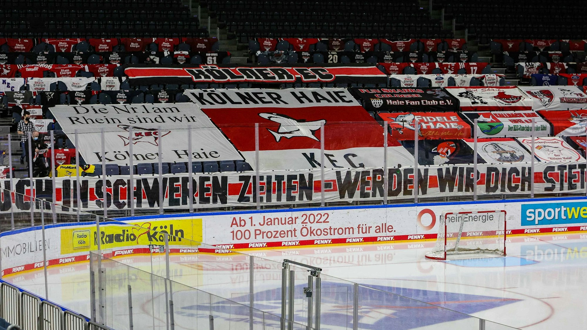 Blick auf die leere Fan-Tribüne in der Kölner Lanxess-Arena beim KEC-Spiel gegen die Eisbären Berlin