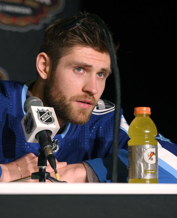 Leon Draisaitl von den Edmonton Oilers hält eine Pressekonferenz ab.