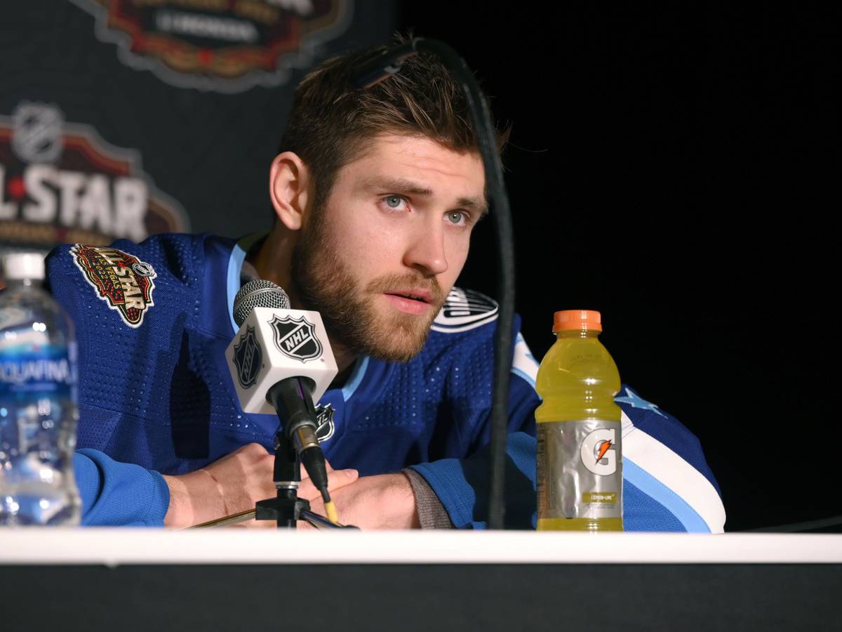 Leon Draisaitl von den Edmonton Oilers hält eine Pressekonferenz ab.