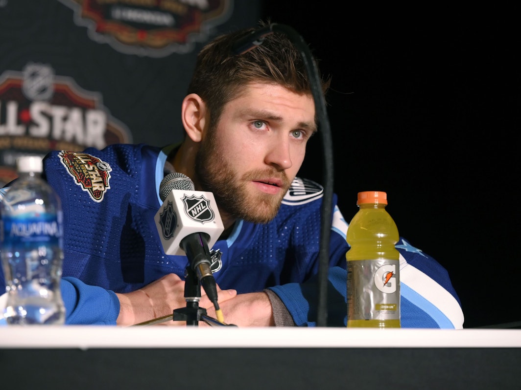 Leon Draisaitl von den Edmonton Oilers hält eine Pressekonferenz ab.
